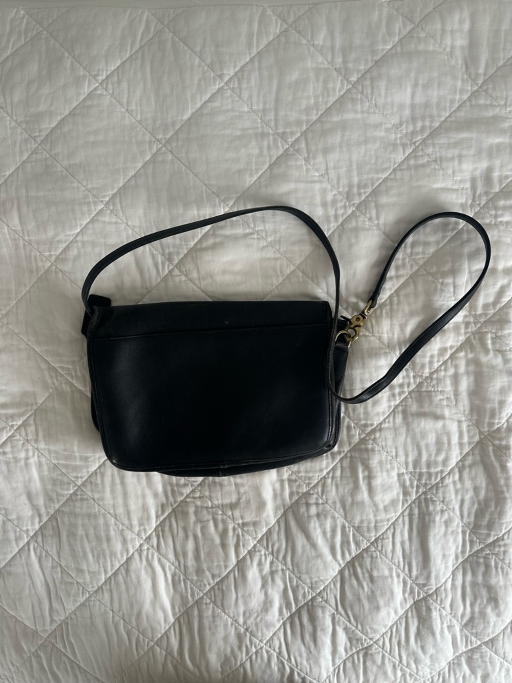 ~VINTAGE~ Classic Black Leather Crossbody Bag - Picture 2 of 5